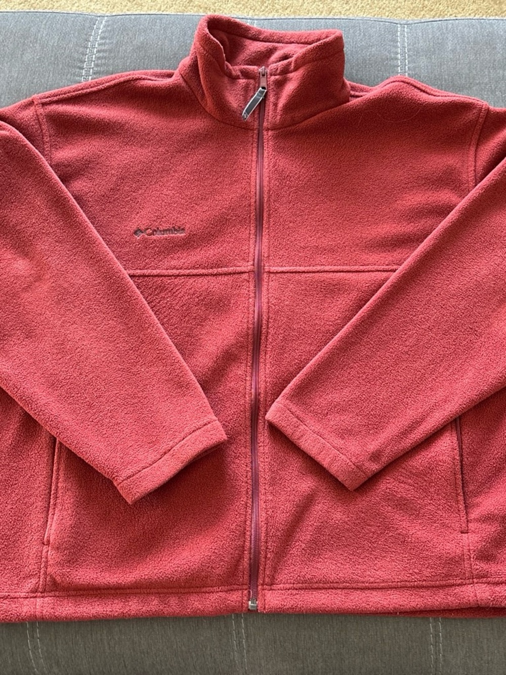 The Columbia Sportswear Men's Fleece Jacket is a stylish and versatile outerwear